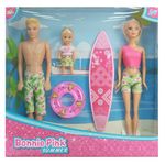 Familia-con-tabla-de-surf-y-accesorios-de-playa-0