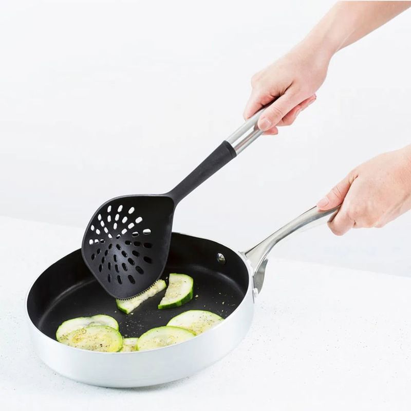 Espumadera-nylon-con-mango-acero-inoxidable-2